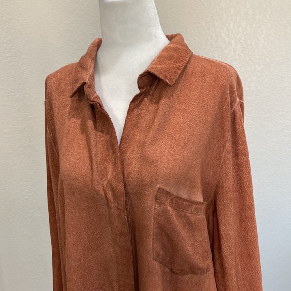 LIKE NEW UMGEE BUTTON DOWN TOP - Picture 2 of 10